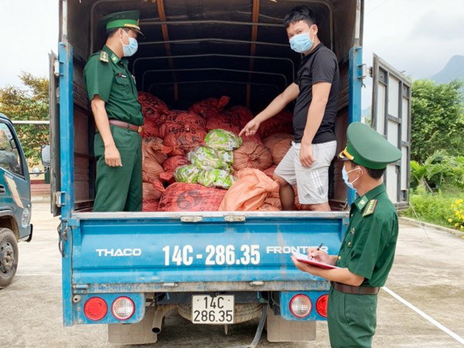 Khám xét hai xe tải lạ đỗ ven đường, Bộ đội biên phòng phát hiện thứ bất ngờ