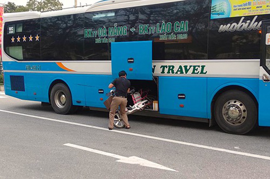 Giấu xe đạp vào gầm sau tai nạn, người dân phẫn nộ chặn đầu ô tô khách