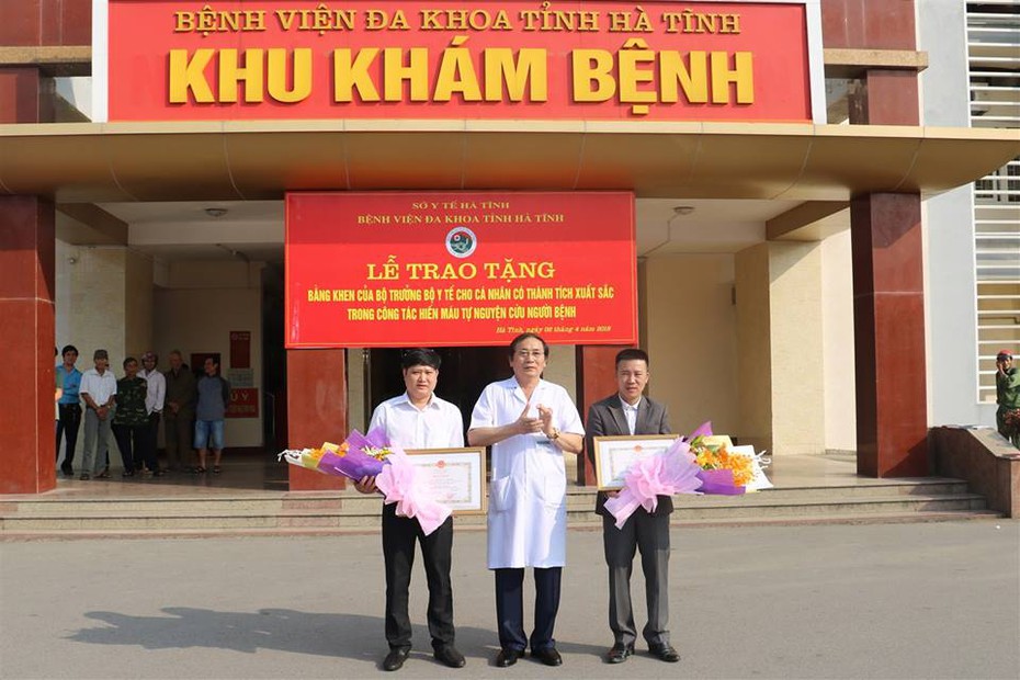 Bộ trưởng Y tế tặng Bằng khen cho 2 cá nhân vượt 200km hiến máu cứu người
