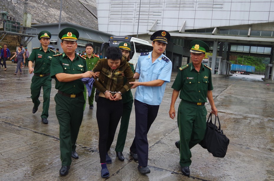 "Nữ quái" U40 giấu ma túy trong vùng kín, khóc vật vã khi bị bắt