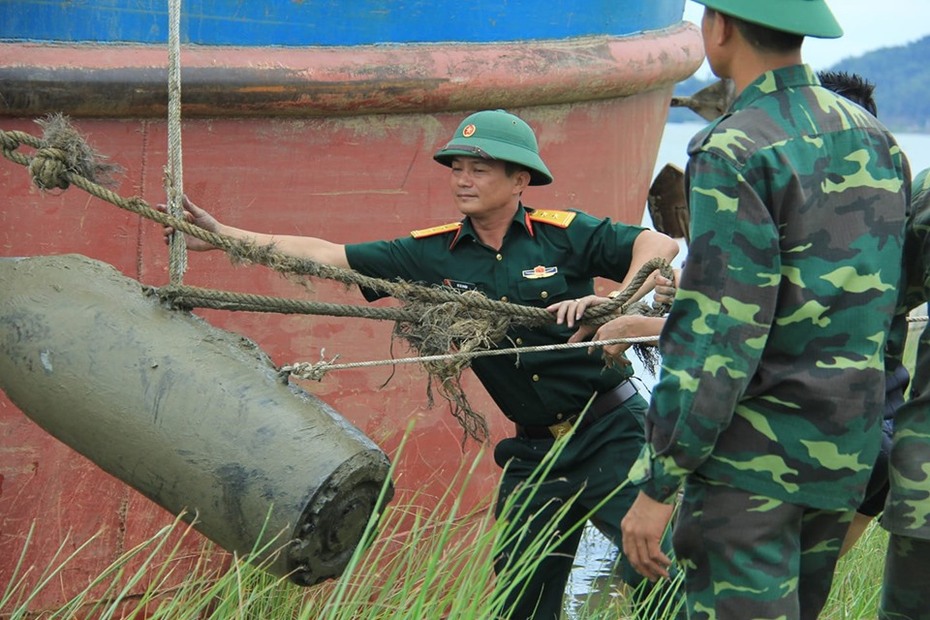 Phát hiện bom 400kg nguyên kíp nổ dưới lòng sông Lam