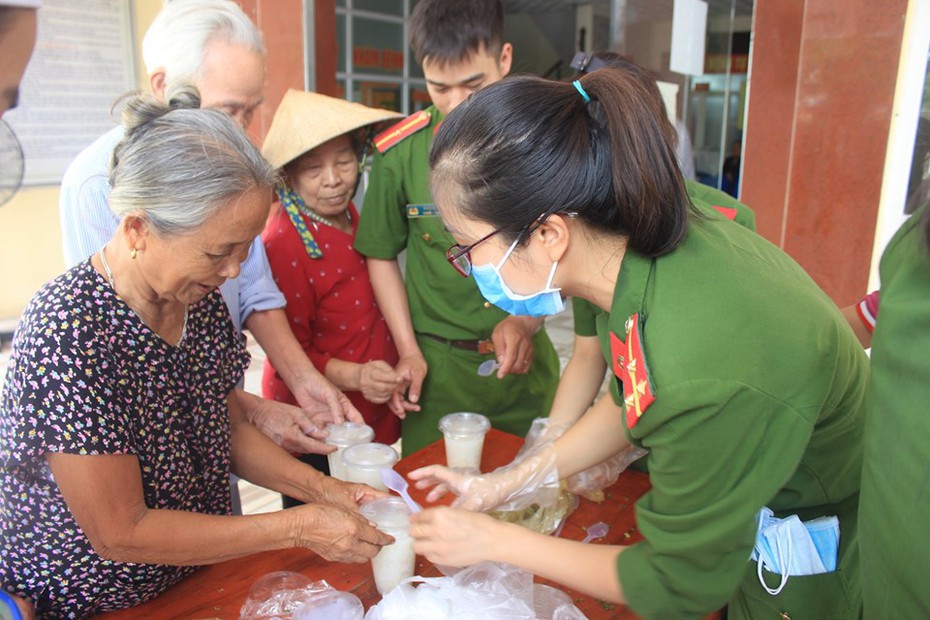 Hà Tĩnh: Cán bộ, chiến sỹ trại giam trích lương nấu cháo phát cho bệnh nhân nghèo