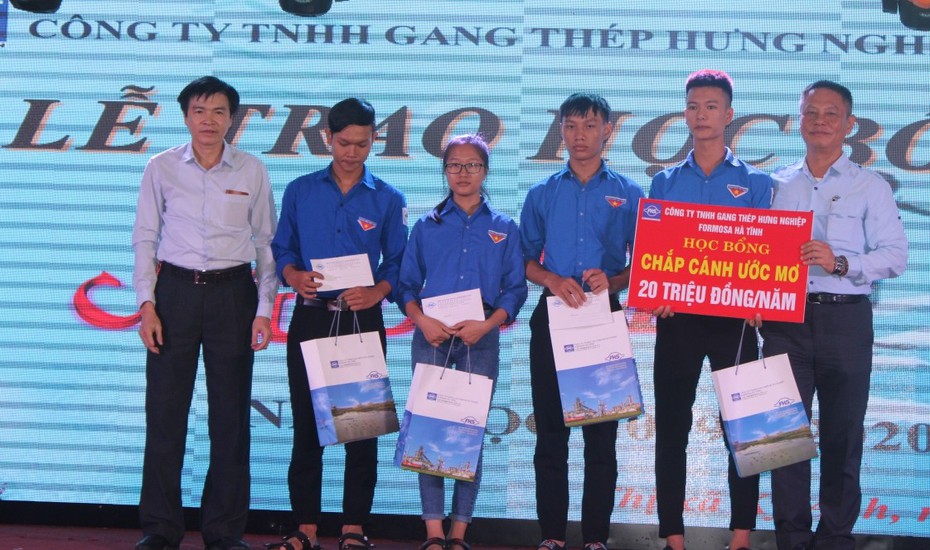 384 suất học bổng “Chắp cánh ước mơ” cho học sinh vượt khó trước thềm năm học mới