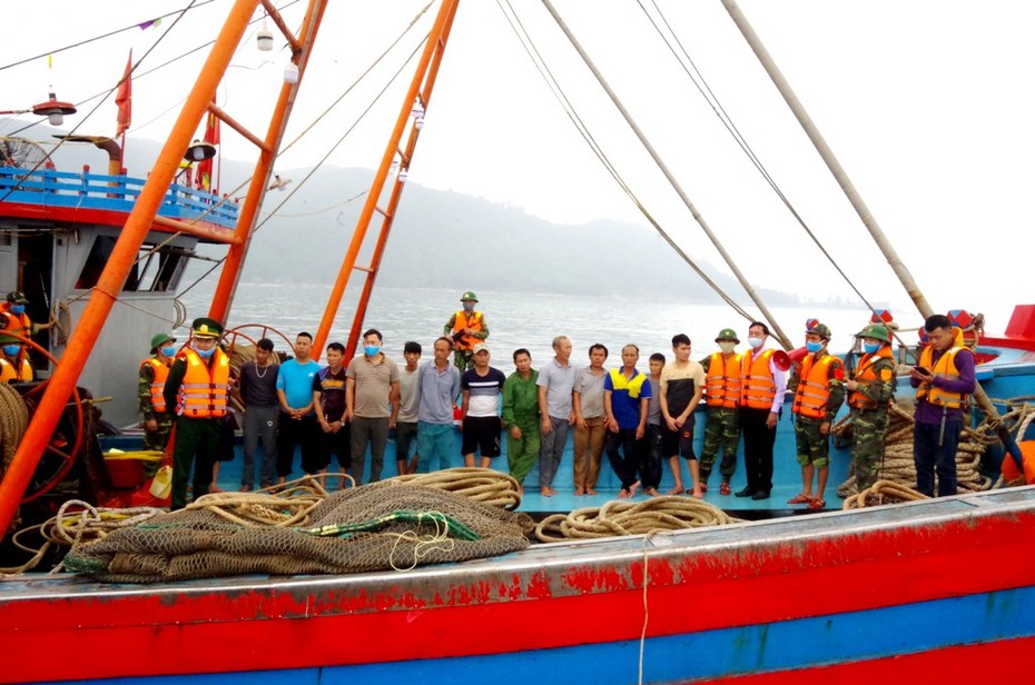 Hà Tĩnh: Truy đuổi, nổ súng trấn áp 2 tàu cá trên biển