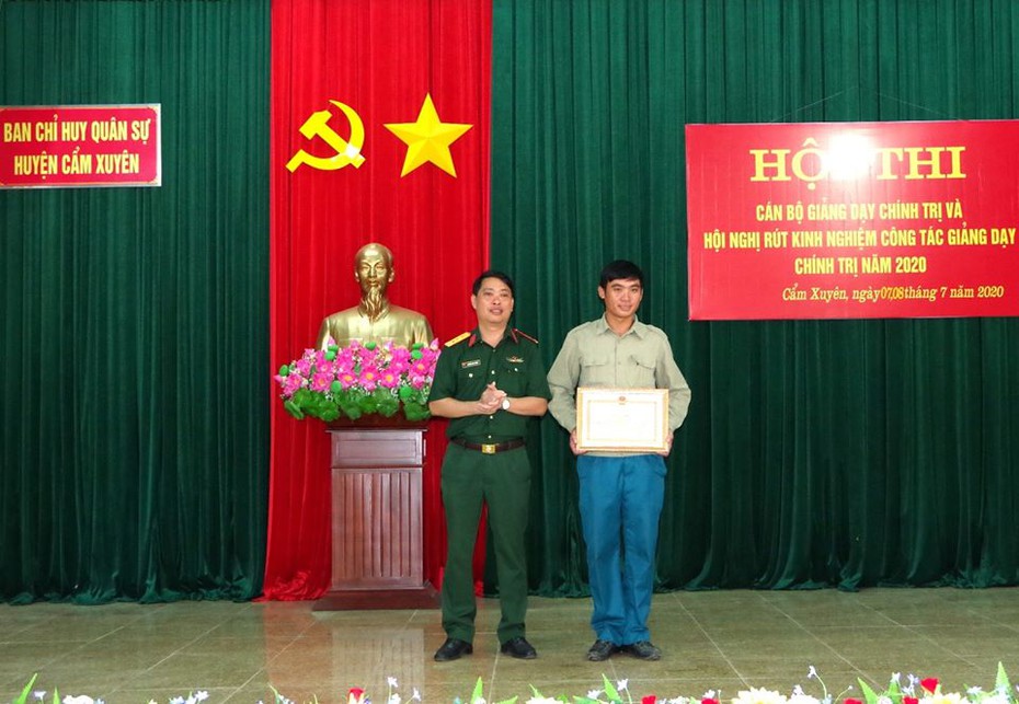 Dũng cảm cứu người, Phó Chỉ huy trưởng quân sự xã được nhận bằng khen