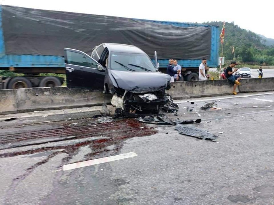 Xe tải tránh bò, xe camry tông bay lên giải phân cách giữa QL1A