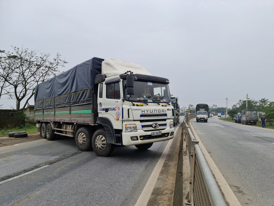 Tài xế đánh xe chắn ngang QL1A vì bị cảnh sát lập biên bản