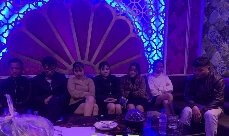 7 nam thanh nữ tú rủ nhau đập đá trong quán karaoke