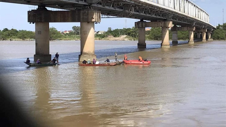 Đã tìm thấy thi thể cô gái trẻ nghi nhảy cầu tự tử