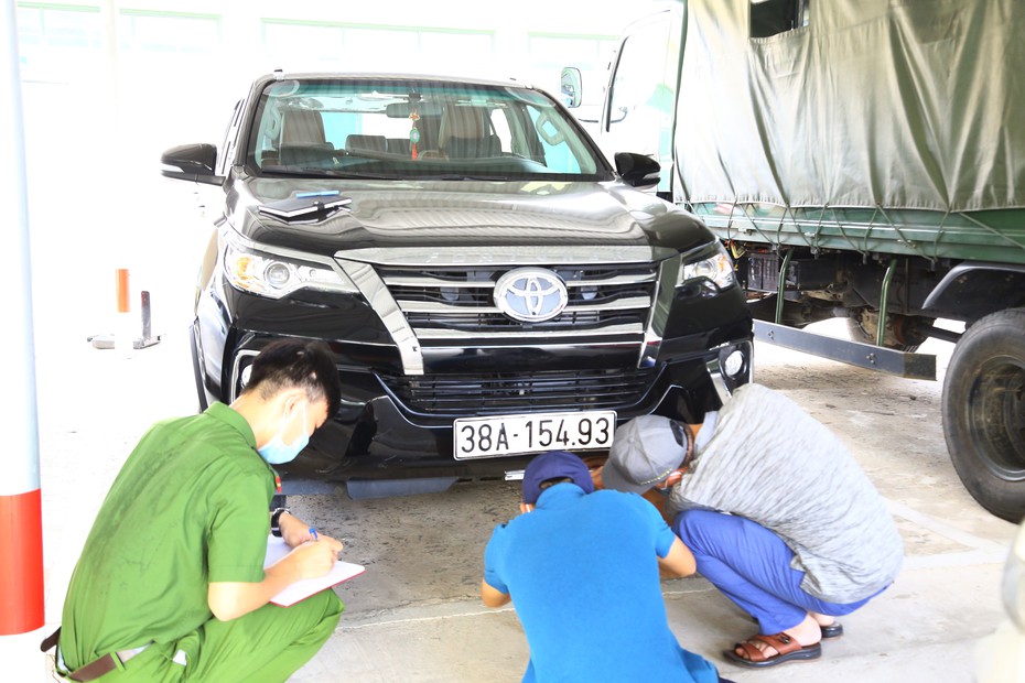 Khởi tố tài xế Fortuner đi lùi trên QL1A, chống đối cảnh sát