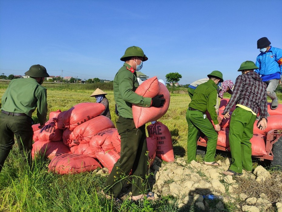 Chuyện những chiến sỹ sáng trực chốt, chiều ra đồng gặt lúa