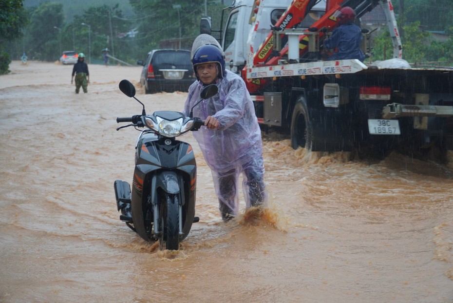 Tìm thấy thi thể nam sinh lớp 8 bị nước lũ cuốn trôi trên đường