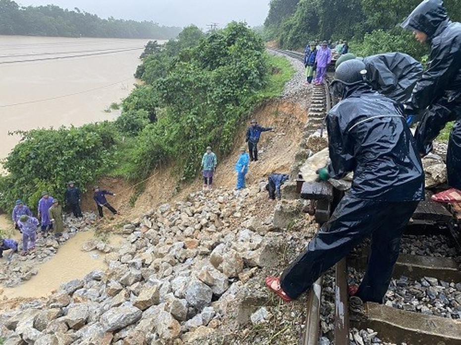 Xuyên mưa đêm, 100 công nhân vác đá vá đường sắt Bắc - Nam