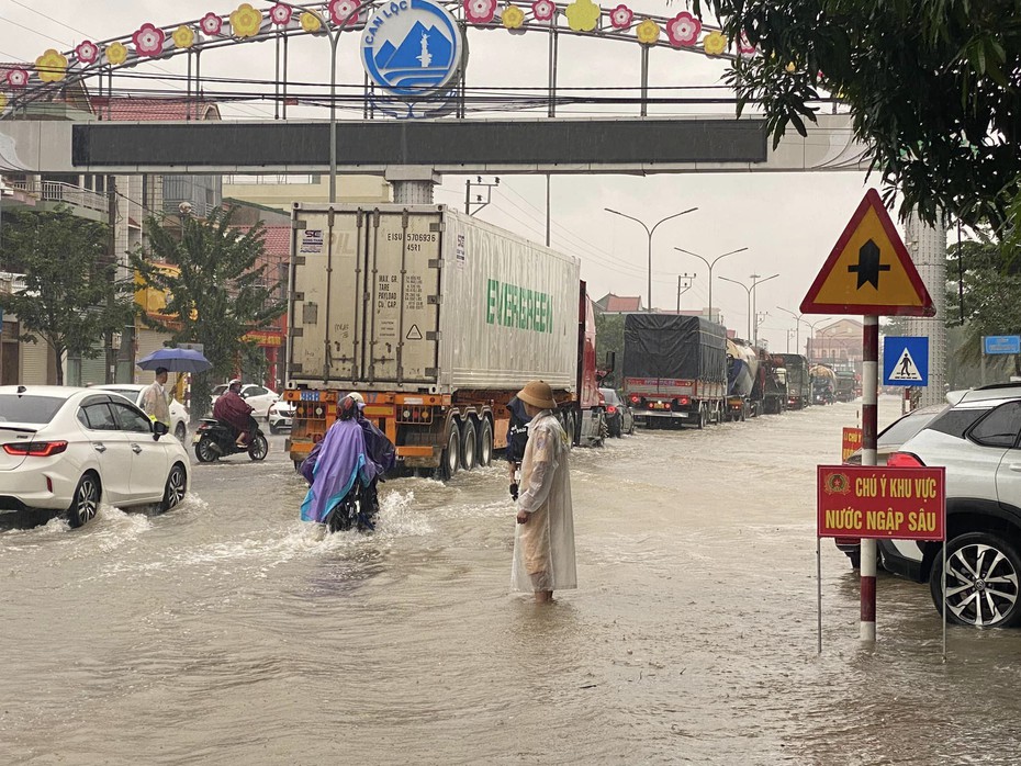 Hà Tĩnh: Mưa tầm tã, nhiều vùng bắt đầu ngập lụt