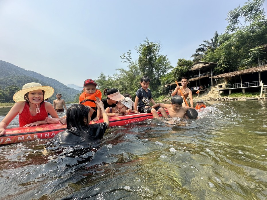 Nắng nóng kỷ lục, người dân đổ xô về suối giải nhiệt