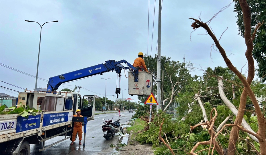 Hàng loạt địa phương bị mất điện do bão Noru