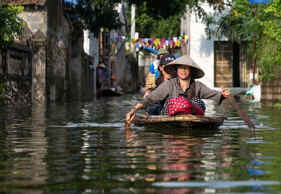 Khó khăn bủa vây người dân Chương Mỹ khi lũ rút
