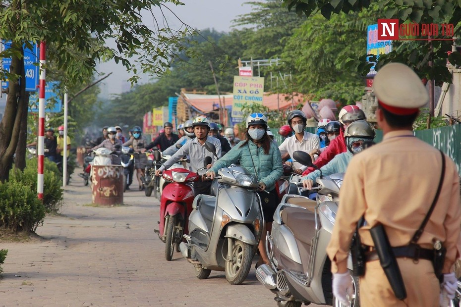 Nghịch lý: Làn buýt nhanh BRT trống trơn, người dân dắt xe máy kín vỉa hè vì tắc đường