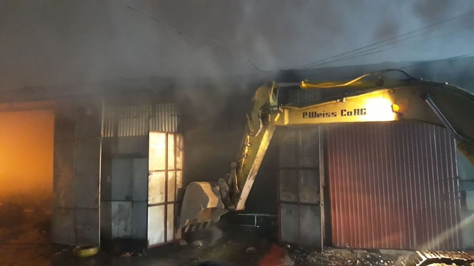 Huy động máy xúc chữa cháy khu xưởng gần bến xe Nước Ngầm