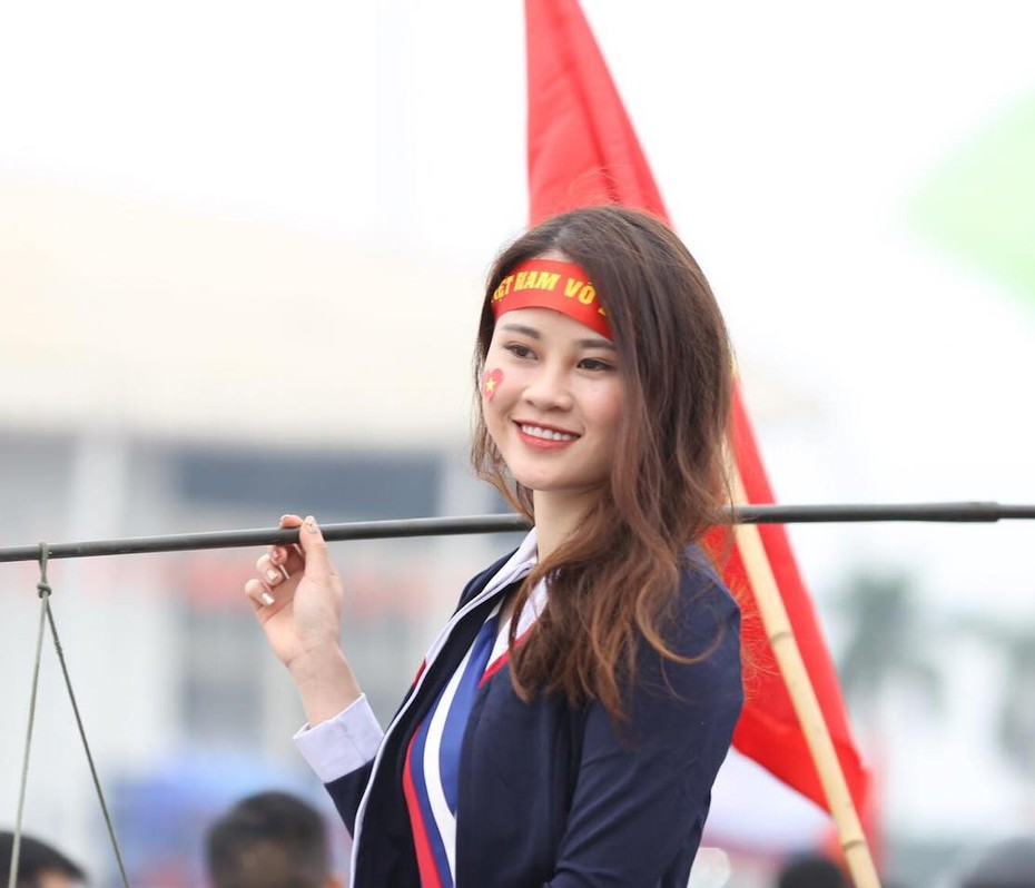 Hot girl "đốt nóng" không khí trước trận chung kết Việt Nam và Malaysia