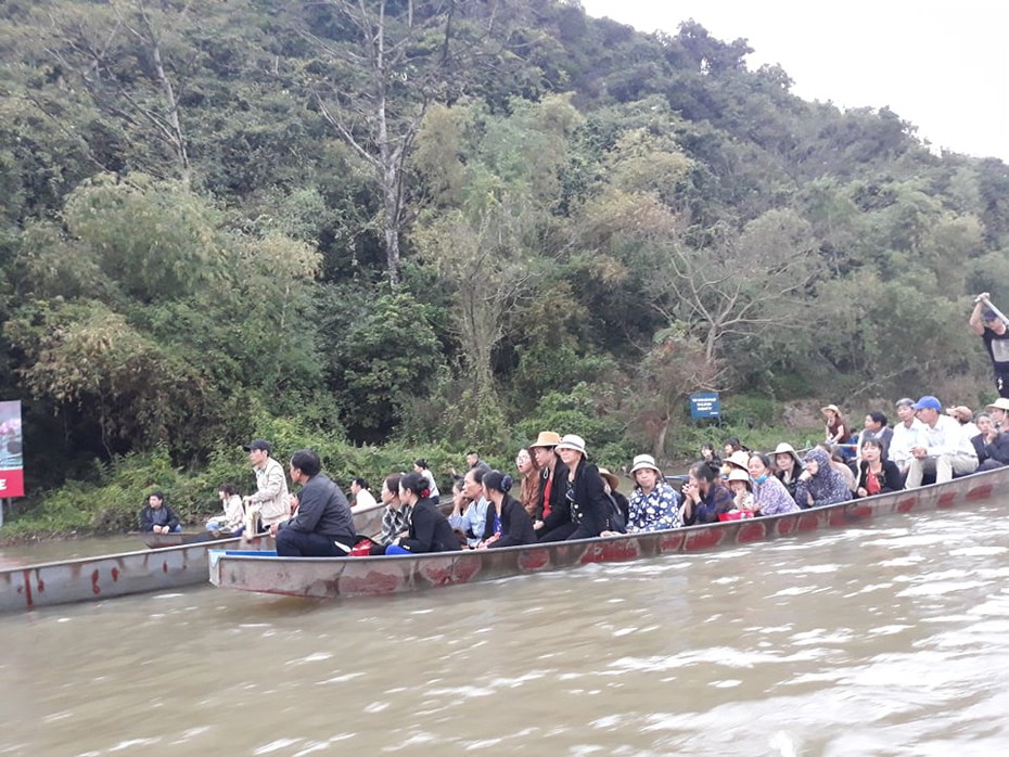 Chông chênh thuyền chở khách không phao ở lễ hội chùa Hương