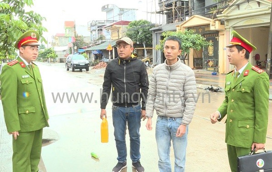 Bắt 2 đối tượng ăn "lương", chuyên đi... ném chất bẩn đòi nợ cho tín dụng đen