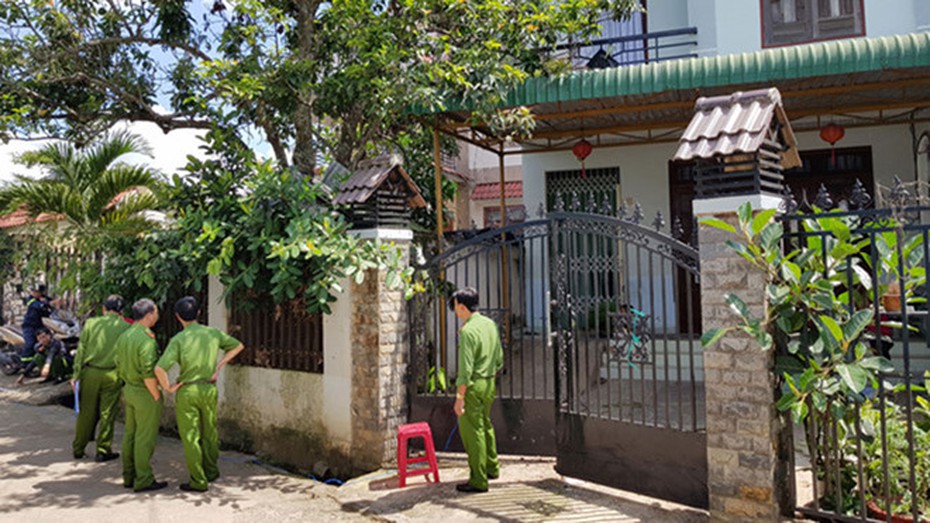 Điều tra nhóm côn đồ đánh người, ném mìn nổ bay cổng sắt nhà người dân
