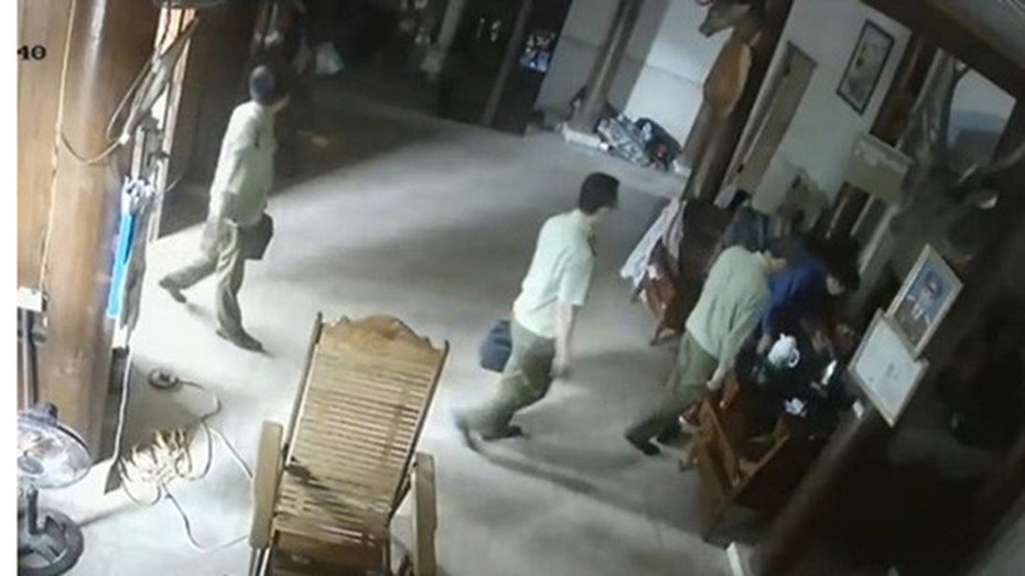 Để thuộc cấp làm tiền thầy lang, Đội phó Đội quản lý thị trường bị khởi tố, bắt tạm giam