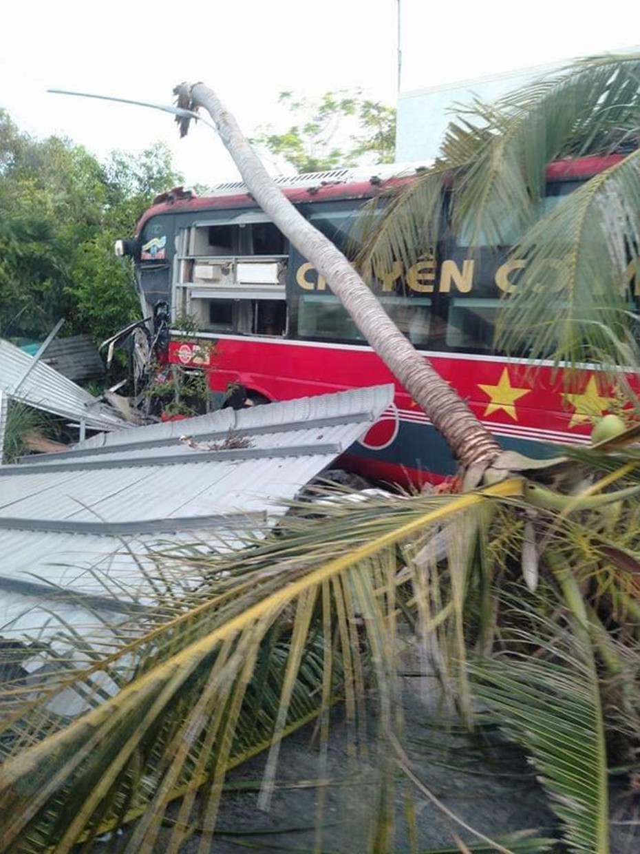 "Chuyên cơ mặt đất" bất ngờ đâm thẳng nhà dân, 20 hành khách hú vía