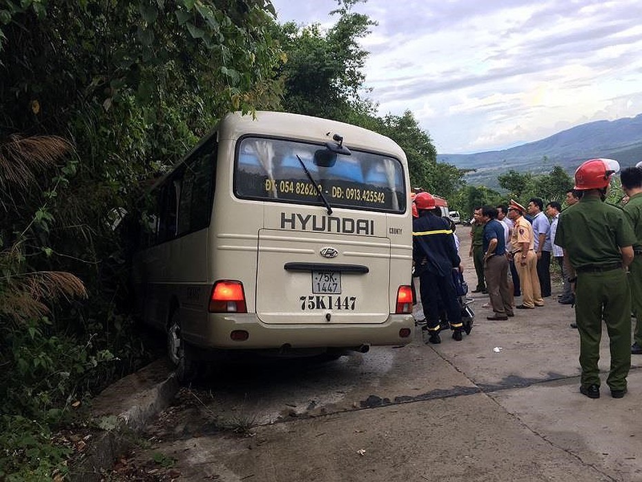 Xe khách lao vào vách núi, nhiều sinh viên nước ngoài bị thương