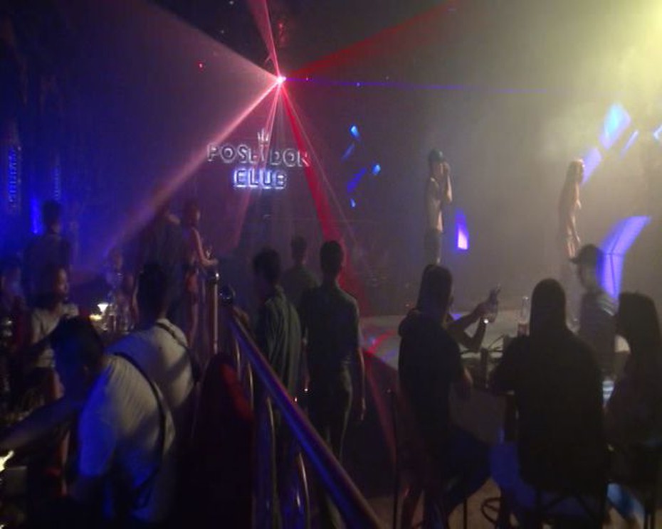 "Dân chơi" phi tang ma túy, chạy khỏi quán bar khi cảnh sát ập tới