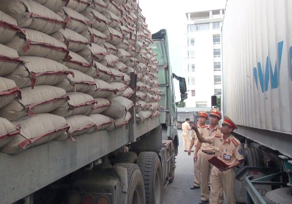 Chở quá tải 200%, tài xế container bỏ chạy, mang hung khí định "dọa" CSGT