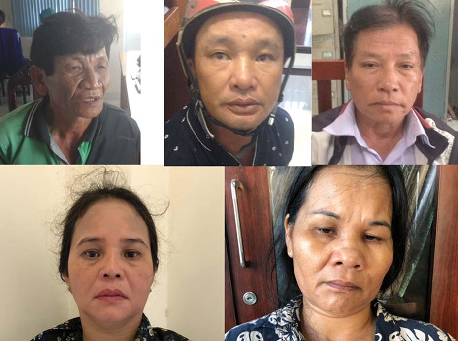 "Ngũ quái" chuyên dàn cảnh móc túi khách đi xe buýt bị bắt khi đang tụ tập chia "chiến lợi phẩm"