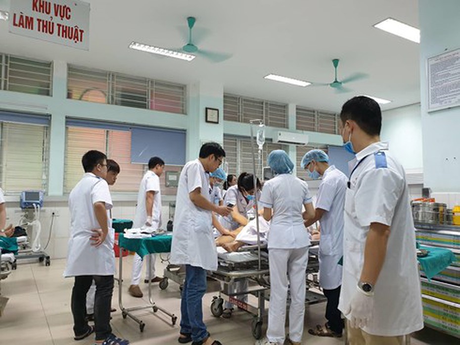 Nóng: Sập giàn giáo nghiêm trọng ở Hải Phòng, nhiều người thương vong