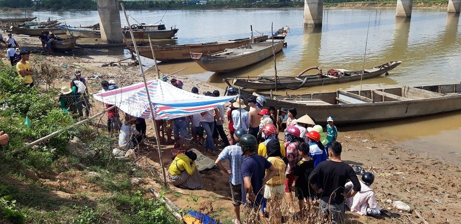 Tìm thấy thi thể bé gái trong vụ vợ chồng trẻ ôm con nhỏ nhảy sông Thạch Hãn