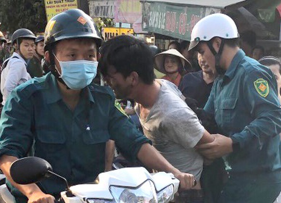 Trên đường công tác, chỉ huy trưởng quân sự phường bắt sống tên cướp giật dây chuyền