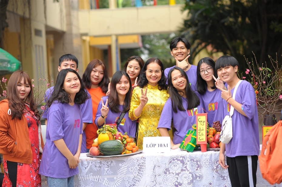 Hoạt động trải nghiệm “Vui gói bánh chưng - Tưng bừng đón Tết” và tặng quà Tết cho học sinh có hoàn cảnh khó khăn