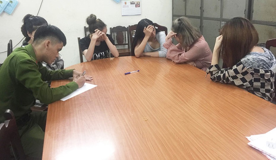 Xử phạt 4 cô gái biến chung cư thành "động lắc"