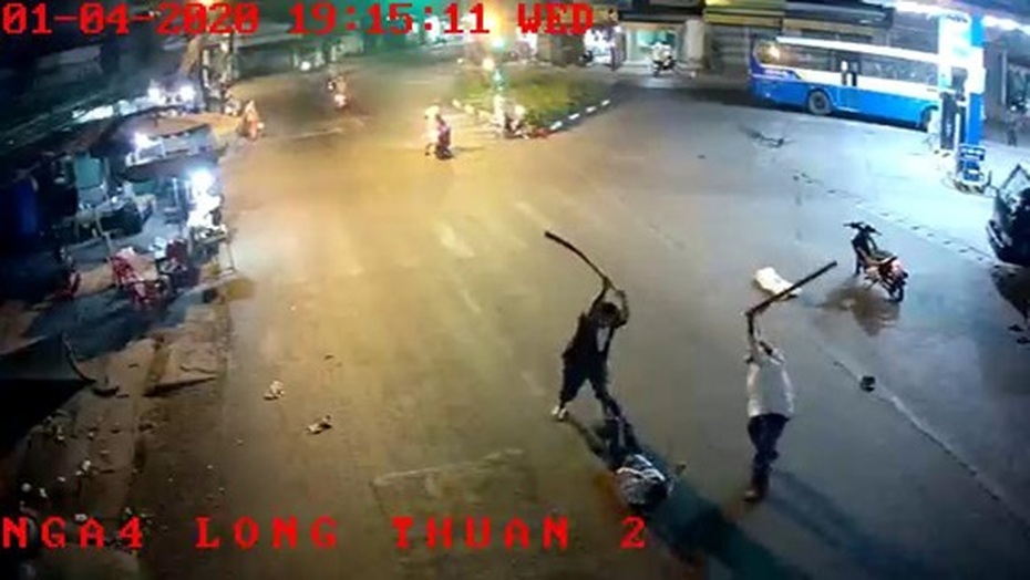 Tạm giam 2 thanh niên chém "anh em kết nghĩa" dã man giữa phố vì món nợ 80 triệu đồng