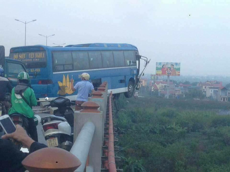 Sau tai nạn trên cầu Thanh Trì, đường trên cao ùn tắc kéo dài