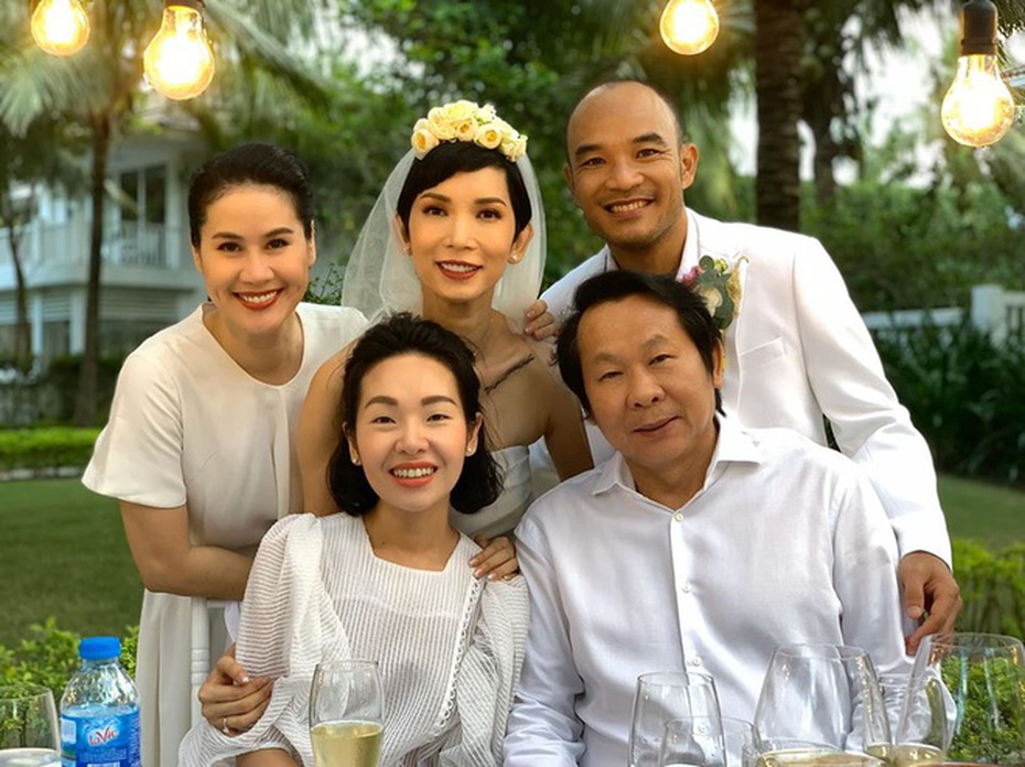 Thân Thuý Hà, Trương Quỳnh Anh và khách mời phấn khích khi Xuân Lan cùng chồng hôn nhau đắm đuổi