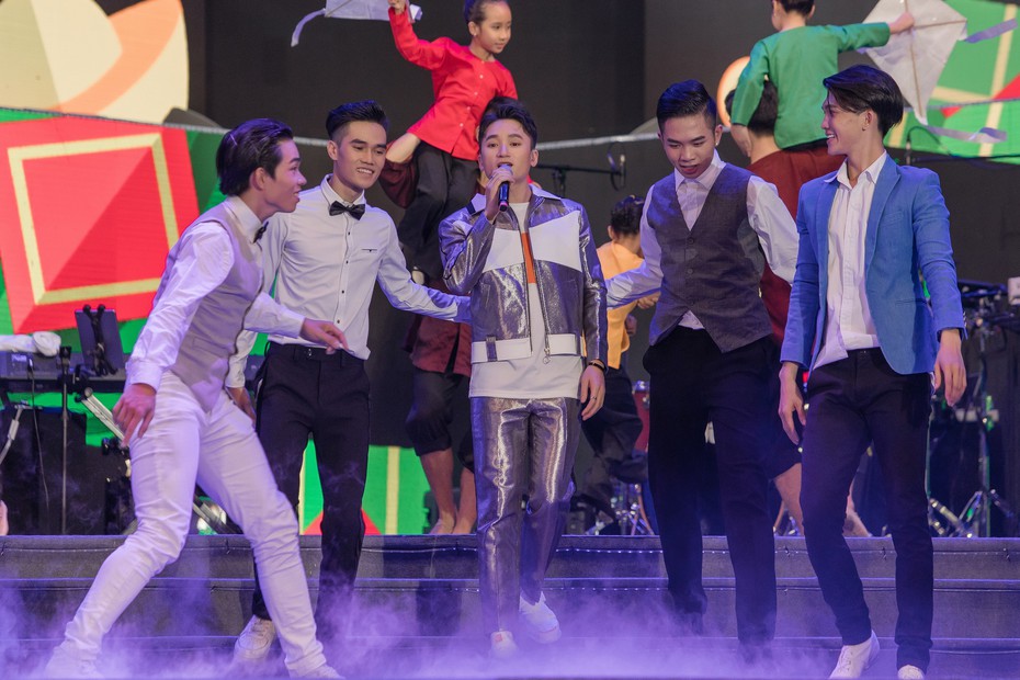 Phan Mạnh Quỳnh lần đầu hát Live Đi để trở về ở Countdown 2020 khiến hàng nghìn khán giả phấn khích