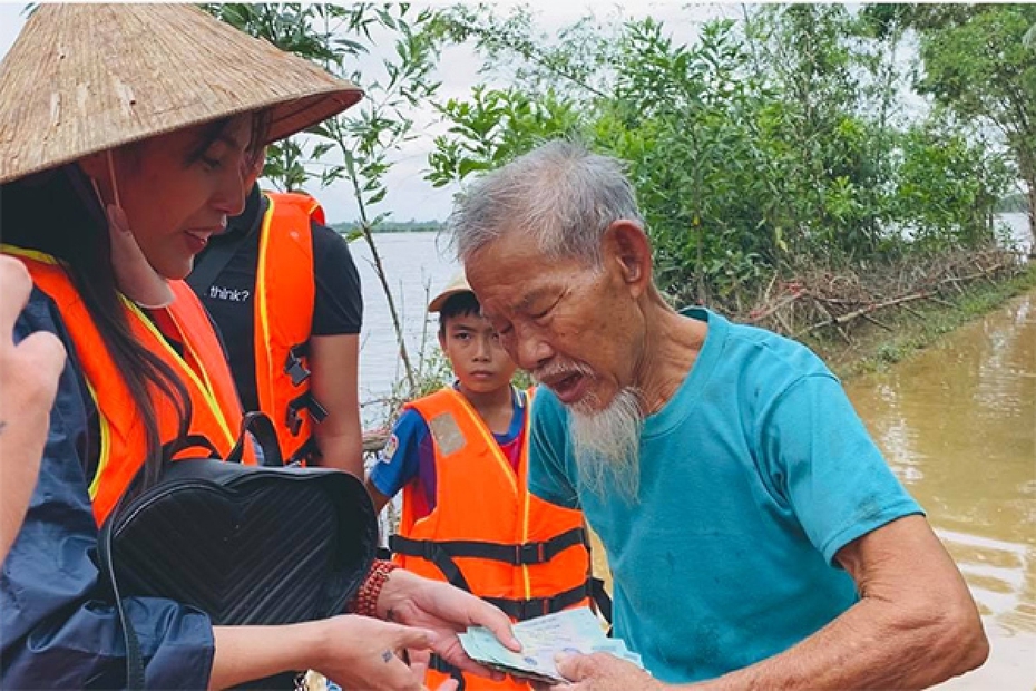 "Đừng soi mói, hãy nhìn vào những việc Thuỷ Tiên đã làm…"