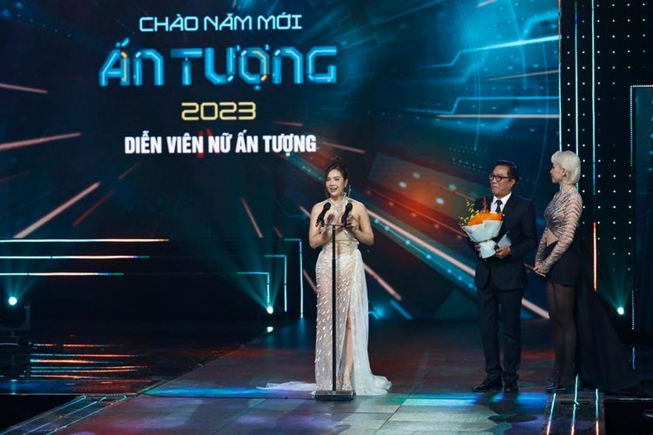 Huyền Lizzie bật khóc, giành giải diễn viên ấn tượng ở VTV Awards 2022