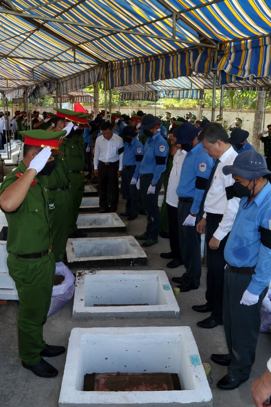 An táng hài cốt liệt sỹ quân tình nguyện và chuyên gia Việt Nam