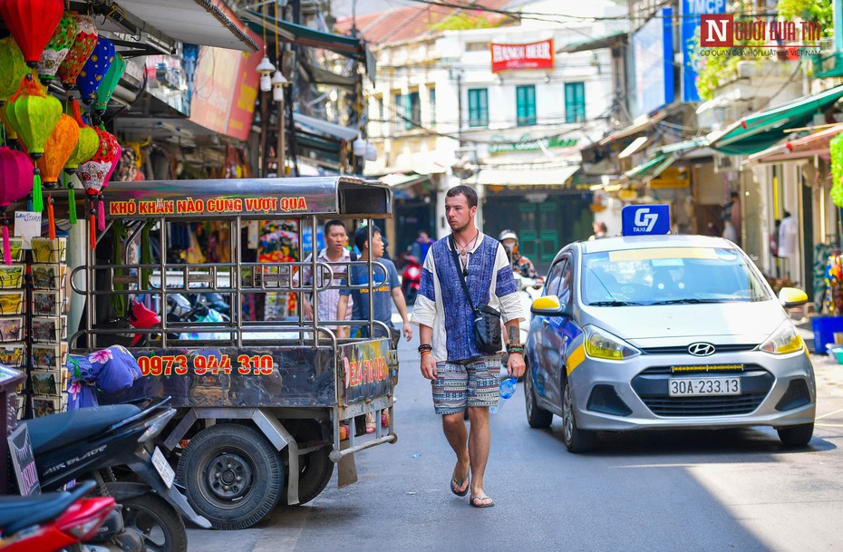 Lấn chiếm vỉa hè, lòng đường “căn bệnh mãn tính" chưa có thuốc đặc trị