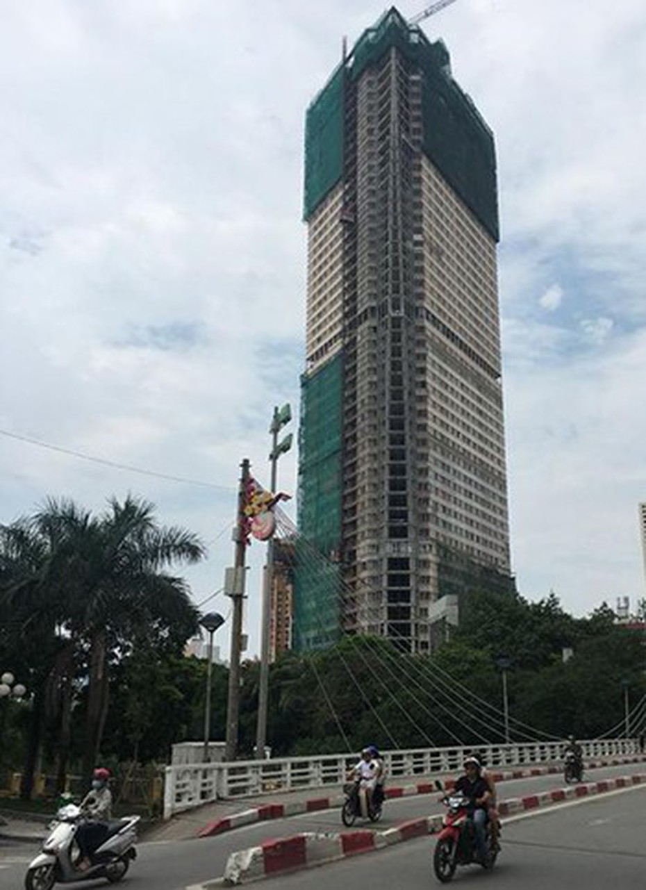 Thượng đế nín thở chờ "biểu tượng"