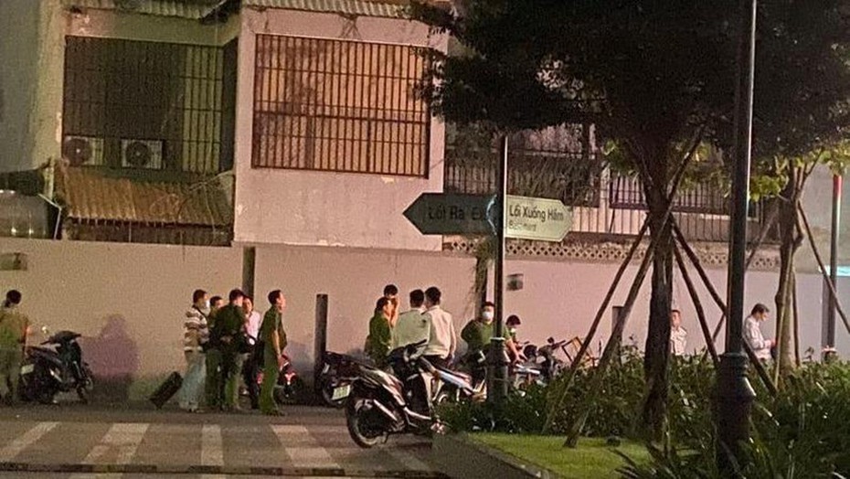 Khám nghiệm hiện trường vụ một người nước ngoài rơi chung cư tử vong