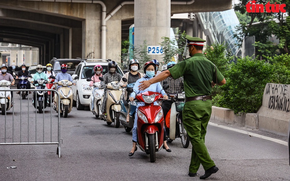 Mở rộng điều tra vụ mua bán giấy đi đường ở Hà Nội