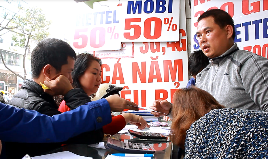 Clip: Chen lấn, xếp hàng mua hàng chục triệu đồng tiền thẻ ngày cuối khuyến mại 50%